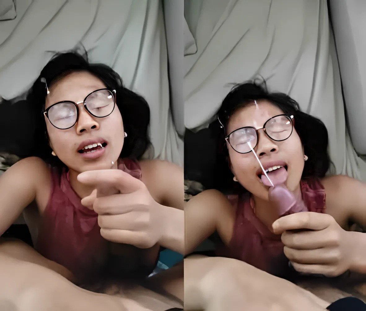The girl with glasses was so lewd that she ejaculated all over her face
