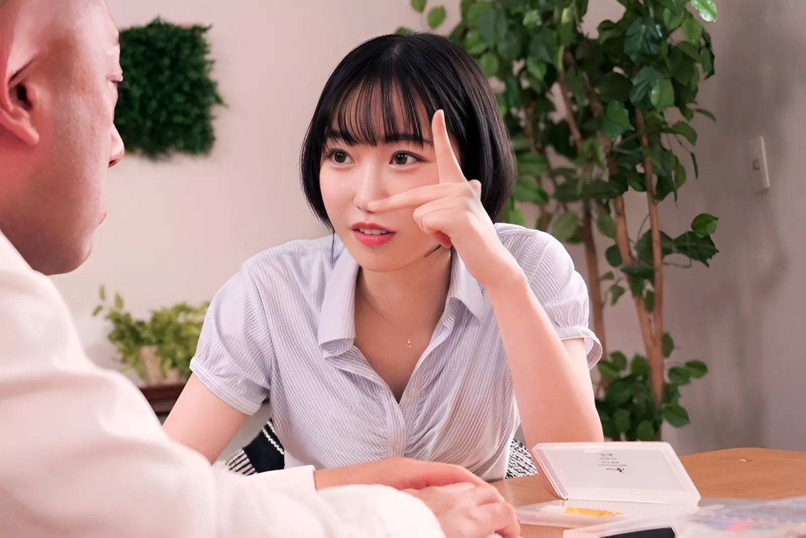 MIDV-410 Ang tutor na may maikling buhok ay maganda at tahasang sekswal
